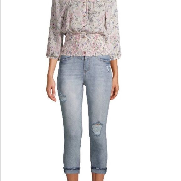 Denim - Light wash capris‎